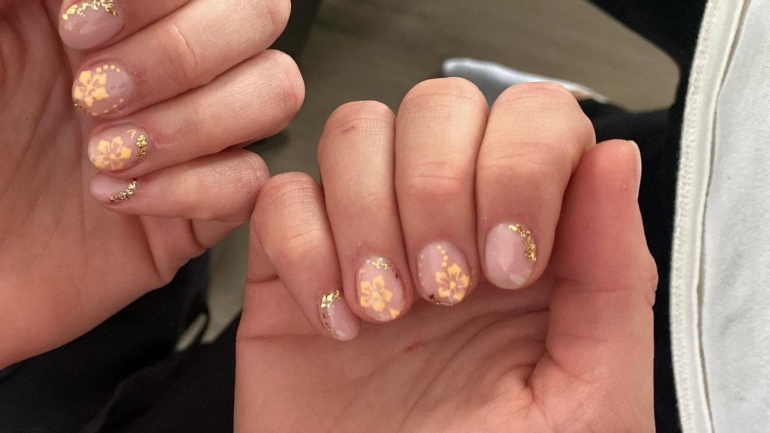 BIAB nagels met gouden bloem nail art