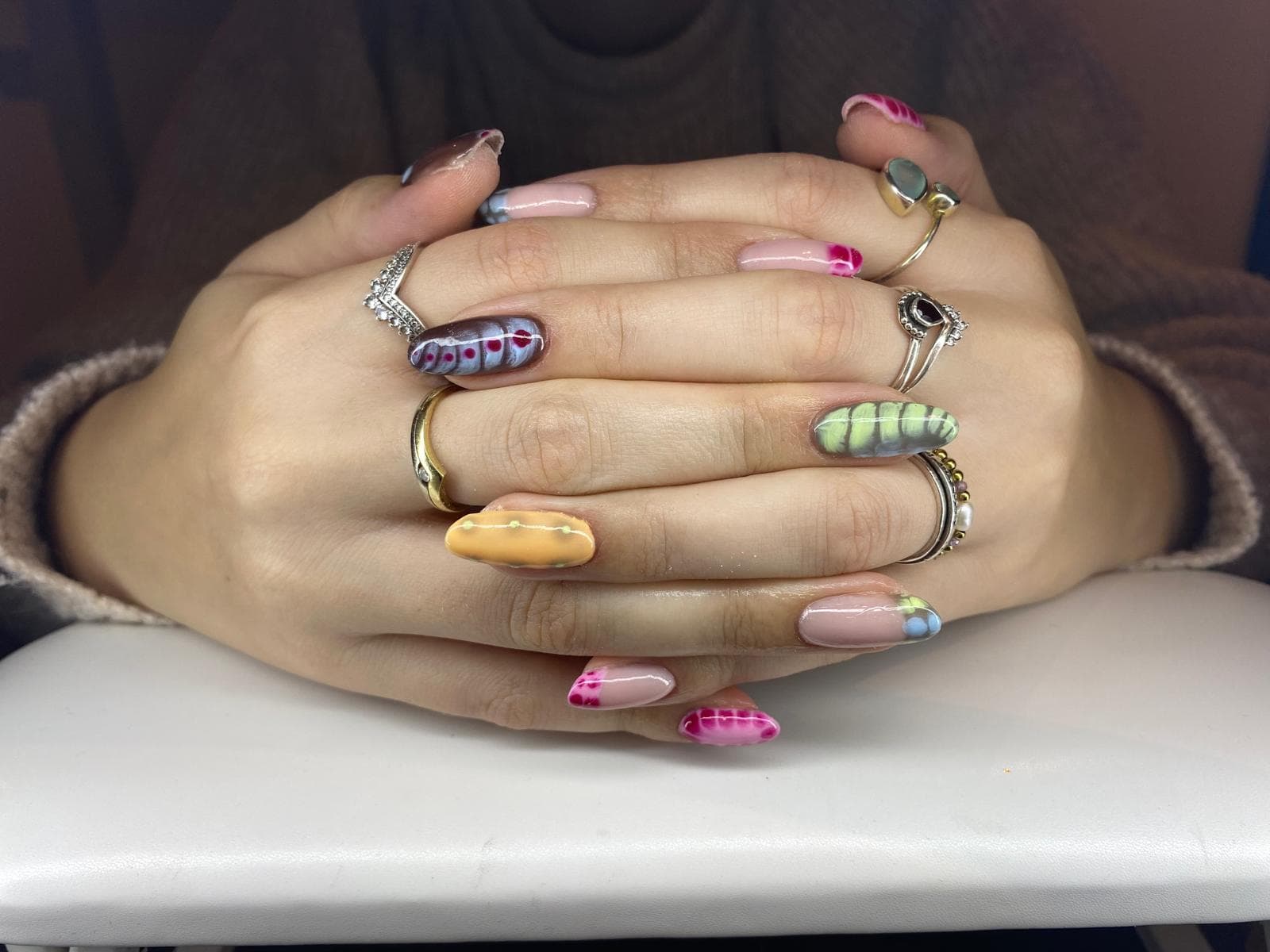 Kleurrijke nail art met verschillende patronen