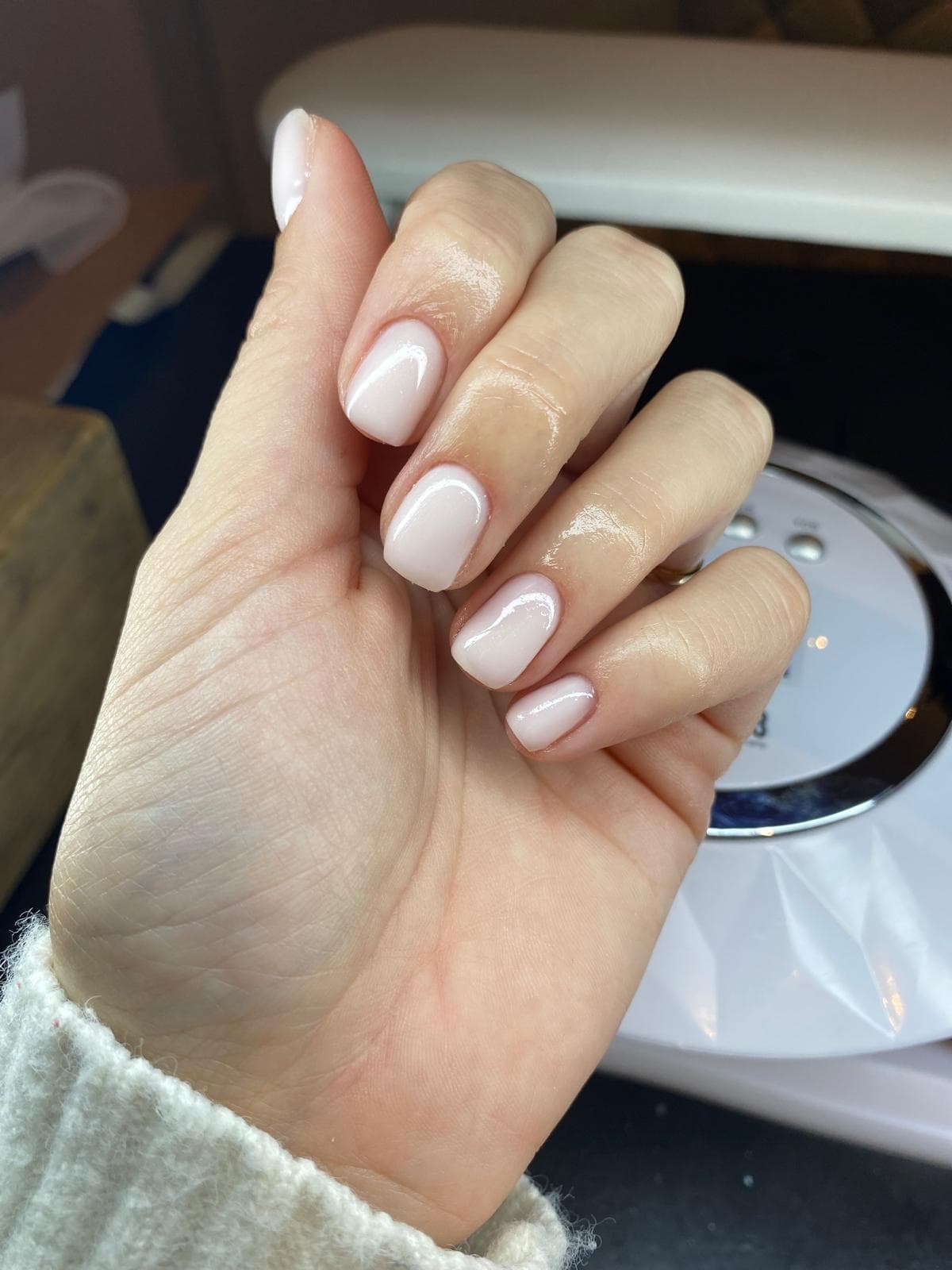 Glanzende nude BIAB manicure