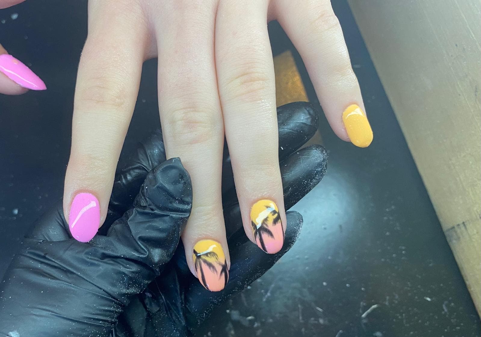 Kleurrijke nail art met palmboom design