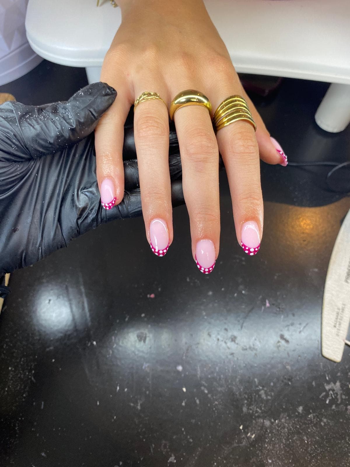 French tips met roze stippen close-up