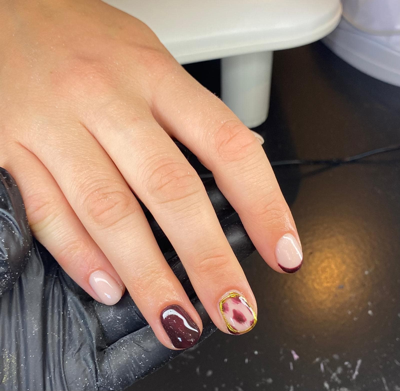 Bordeaux nail art met goudfolie