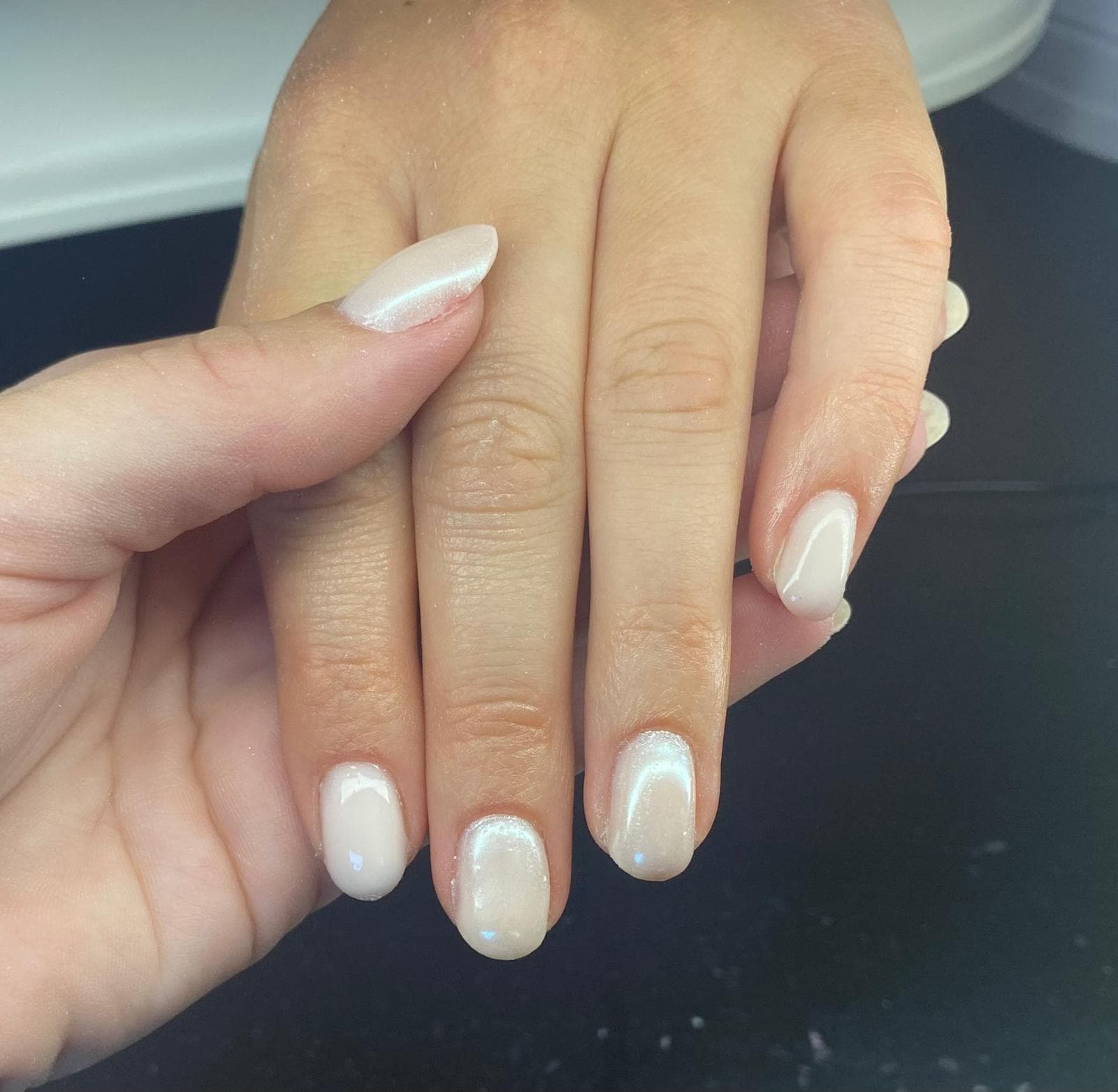 Glanzende parelmoer BIAB manicure