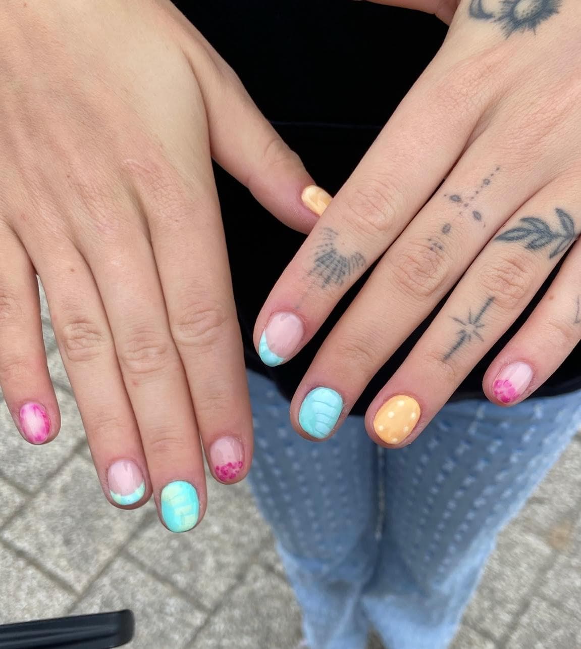 Kleurrijke French tips met stippen en bloemen