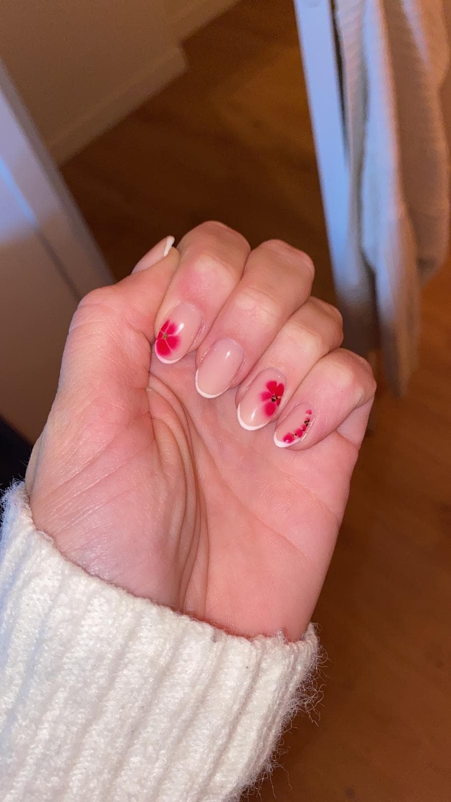 French tips met rode bloem nail art